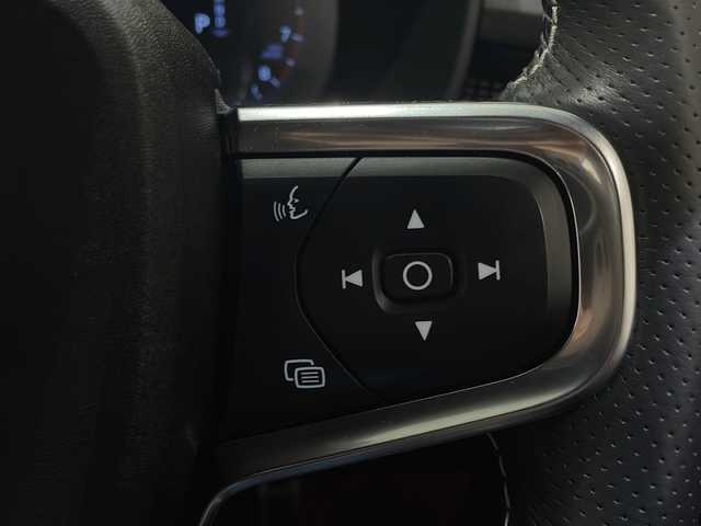 ボルボ ボルボ ＸＣ４０ B4 AWD Rデザイン 新潟県 2020(令2)年 4.4万km クリスタルホワイトP/ブラック パノラマサンルーフ/ハーマンカードンサウンドシステム/純正HDDナビ/・フルセグ/ラジオ/BT/全方位カメラ/ハンズフリー・オープニング/クロージング機構/オートクルーズコントロール/Rデザイン専用ハーフレザーシート/Rデザイン専用ルーフレール/前後クリアランスソナー/パワーシート（D/N）/・D席メモリー付/シートヒーター/ハンドルヒーター/パイロットアシスト/レーン・キーピング・エイド/レーン・チェンジ・マージ・エイド/ブラインドスポットモニター/アクティブ・ベンディング・ライト/レーンキープアシスト/ワイヤレス充電/純正19インチアルミホイール/純正フロアマット