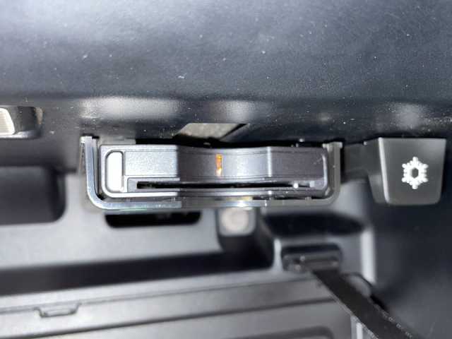 ボルボ ボルボ ＸＣ４０ B4 AWD Rデザイン 新潟県 2020(令2)年 4.4万km クリスタルホワイトP/ブラック パノラマサンルーフ/ハーマンカードンサウンドシステム/純正HDDナビ/・フルセグ/ラジオ/BT/全方位カメラ/ハンズフリー・オープニング/クロージング機構/オートクルーズコントロール/Rデザイン専用ハーフレザーシート/Rデザイン専用ルーフレール/前後クリアランスソナー/パワーシート（D/N）/・D席メモリー付/シートヒーター/ハンドルヒーター/パイロットアシスト/レーン・キーピング・エイド/レーン・チェンジ・マージ・エイド/ブラインドスポットモニター/アクティブ・ベンディング・ライト/レーンキープアシスト/ワイヤレス充電/純正19インチアルミホイール/純正フロアマット