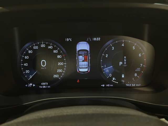 ボルボ ボルボ ＸＣ４０ B4 AWD Rデザイン 新潟県 2020(令2)年 4.4万km クリスタルホワイトP/ブラック パノラマサンルーフ/ハーマンカードンサウンドシステム/純正HDDナビ/・フルセグ/ラジオ/BT/全方位カメラ/ハンズフリー・オープニング/クロージング機構/オートクルーズコントロール/Rデザイン専用ハーフレザーシート/Rデザイン専用ルーフレール/前後クリアランスソナー/パワーシート（D/N）/・D席メモリー付/シートヒーター/ハンドルヒーター/パイロットアシスト/レーン・キーピング・エイド/レーン・チェンジ・マージ・エイド/ブラインドスポットモニター/アクティブ・ベンディング・ライト/レーンキープアシスト/ワイヤレス充電/純正19インチアルミホイール/純正フロアマット