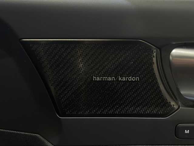 ボルボ ボルボ ＸＣ４０ B4 AWD Rデザイン 新潟県 2020(令2)年 4.4万km クリスタルホワイトP/ブラック パノラマサンルーフ/ハーマンカードンサウンドシステム/純正HDDナビ/・フルセグ/ラジオ/BT/全方位カメラ/ハンズフリー・オープニング/クロージング機構/オートクルーズコントロール/Rデザイン専用ハーフレザーシート/Rデザイン専用ルーフレール/前後クリアランスソナー/パワーシート（D/N）/・D席メモリー付/シートヒーター/ハンドルヒーター/パイロットアシスト/レーン・キーピング・エイド/レーン・チェンジ・マージ・エイド/ブラインドスポットモニター/アクティブ・ベンディング・ライト/レーンキープアシスト/ワイヤレス充電/純正19インチアルミホイール/純正フロアマット