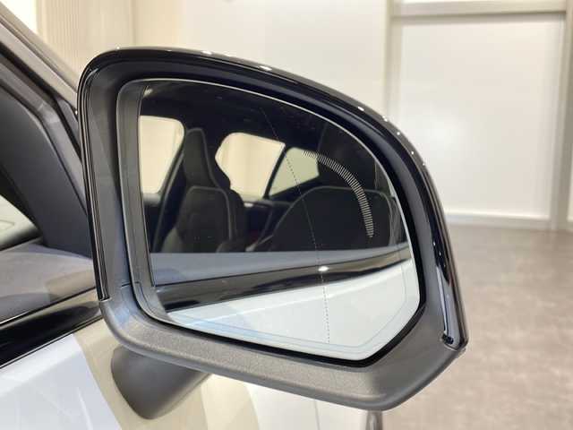 ボルボ ボルボ ＸＣ４０ B4 AWD Rデザイン 新潟県 2020(令2)年 4.4万km クリスタルホワイトP/ブラック パノラマサンルーフ/ハーマンカードンサウンドシステム/純正HDDナビ/・フルセグ/ラジオ/BT/全方位カメラ/ハンズフリー・オープニング/クロージング機構/オートクルーズコントロール/Rデザイン専用ハーフレザーシート/Rデザイン専用ルーフレール/前後クリアランスソナー/パワーシート（D/N）/・D席メモリー付/シートヒーター/ハンドルヒーター/パイロットアシスト/レーン・キーピング・エイド/レーン・チェンジ・マージ・エイド/ブラインドスポットモニター/アクティブ・ベンディング・ライト/レーンキープアシスト/ワイヤレス充電/純正19インチアルミホイール/純正フロアマット