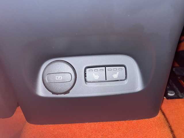 ボルボ ボルボ ＸＣ４０ B4 AWD Rデザイン 新潟県 2020(令2)年 4.4万km クリスタルホワイトP/ブラック パノラマサンルーフ/ハーマンカードンサウンドシステム/純正HDDナビ/・フルセグ/ラジオ/BT/全方位カメラ/ハンズフリー・オープニング/クロージング機構/オートクルーズコントロール/Rデザイン専用ハーフレザーシート/Rデザイン専用ルーフレール/前後クリアランスソナー/パワーシート（D/N）/・D席メモリー付/シートヒーター/ハンドルヒーター/パイロットアシスト/レーン・キーピング・エイド/レーン・チェンジ・マージ・エイド/ブラインドスポットモニター/アクティブ・ベンディング・ライト/レーンキープアシスト/ワイヤレス充電/純正19インチアルミホイール/純正フロアマット