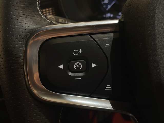 ボルボ ボルボ ＸＣ４０ B4 AWD Rデザイン 新潟県 2020(令2)年 4.4万km クリスタルホワイトP/ブラック パノラマサンルーフ/ハーマンカードンサウンドシステム/純正HDDナビ/・フルセグ/ラジオ/BT/全方位カメラ/ハンズフリー・オープニング/クロージング機構/オートクルーズコントロール/Rデザイン専用ハーフレザーシート/Rデザイン専用ルーフレール/前後クリアランスソナー/パワーシート（D/N）/・D席メモリー付/シートヒーター/ハンドルヒーター/パイロットアシスト/レーン・キーピング・エイド/レーン・チェンジ・マージ・エイド/ブラインドスポットモニター/アクティブ・ベンディング・ライト/レーンキープアシスト/ワイヤレス充電/純正19インチアルミホイール/純正フロアマット