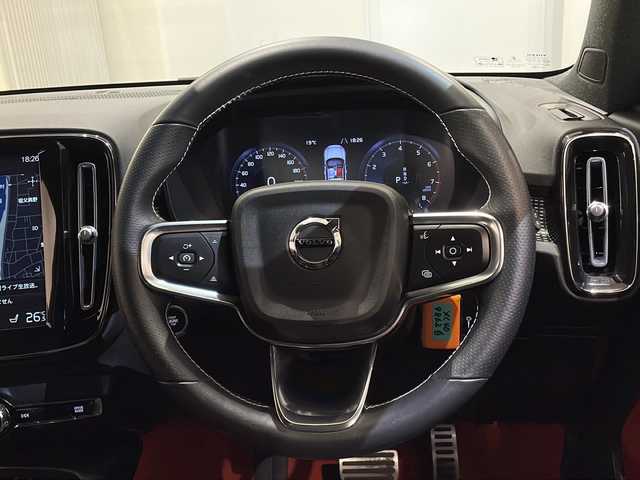 ボルボ ボルボ ＸＣ４０ B4 AWD Rデザイン 新潟県 2020(令2)年 4.4万km クリスタルホワイトP/ブラック パノラマサンルーフ/ハーマンカードンサウンドシステム/純正HDDナビ/・フルセグ/ラジオ/BT/全方位カメラ/ハンズフリー・オープニング/クロージング機構/オートクルーズコントロール/Rデザイン専用ハーフレザーシート/Rデザイン専用ルーフレール/前後クリアランスソナー/パワーシート（D/N）/・D席メモリー付/シートヒーター/ハンドルヒーター/パイロットアシスト/レーン・キーピング・エイド/レーン・チェンジ・マージ・エイド/ブラインドスポットモニター/アクティブ・ベンディング・ライト/レーンキープアシスト/ワイヤレス充電/純正19インチアルミホイール/純正フロアマット