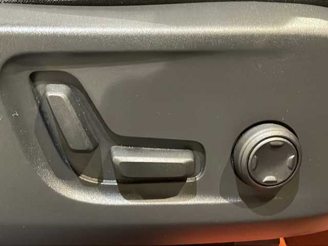 ボルボ ボルボ ＸＣ４０ B4 AWD Rデザイン 新潟県 2020(令2)年 4.4万km クリスタルホワイトP/ブラック パノラマサンルーフ/ハーマンカードンサウンドシステム/純正HDDナビ/・フルセグ/ラジオ/BT/全方位カメラ/ハンズフリー・オープニング/クロージング機構/オートクルーズコントロール/Rデザイン専用ハーフレザーシート/Rデザイン専用ルーフレール/前後クリアランスソナー/パワーシート（D/N）/・D席メモリー付/シートヒーター/ハンドルヒーター/パイロットアシスト/レーン・キーピング・エイド/レーン・チェンジ・マージ・エイド/ブラインドスポットモニター/アクティブ・ベンディング・ライト/レーンキープアシスト/ワイヤレス充電/純正19インチアルミホイール/純正フロアマット