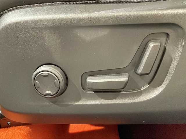 ボルボ ボルボ ＸＣ４０ B4 AWD Rデザイン 新潟県 2020(令2)年 4.4万km クリスタルホワイトP/ブラック パノラマサンルーフ/ハーマンカードンサウンドシステム/純正HDDナビ/・フルセグ/ラジオ/BT/全方位カメラ/ハンズフリー・オープニング/クロージング機構/オートクルーズコントロール/Rデザイン専用ハーフレザーシート/Rデザイン専用ルーフレール/前後クリアランスソナー/パワーシート（D/N）/・D席メモリー付/シートヒーター/ハンドルヒーター/パイロットアシスト/レーン・キーピング・エイド/レーン・チェンジ・マージ・エイド/ブラインドスポットモニター/アクティブ・ベンディング・ライト/レーンキープアシスト/ワイヤレス充電/純正19インチアルミホイール/純正フロアマット