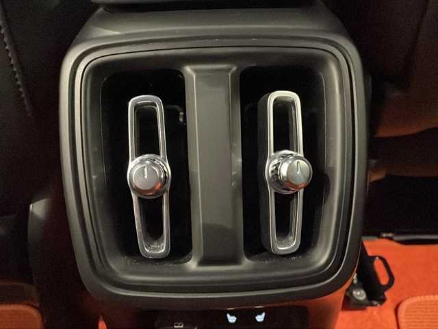 ボルボ ボルボ ＸＣ４０ B4 AWD Rデザイン 新潟県 2020(令2)年 4.4万km クリスタルホワイトP/ブラック パノラマサンルーフ/ハーマンカードンサウンドシステム/純正HDDナビ/・フルセグ/ラジオ/BT/全方位カメラ/ハンズフリー・オープニング/クロージング機構/オートクルーズコントロール/Rデザイン専用ハーフレザーシート/Rデザイン専用ルーフレール/前後クリアランスソナー/パワーシート（D/N）/・D席メモリー付/シートヒーター/ハンドルヒーター/パイロットアシスト/レーン・キーピング・エイド/レーン・チェンジ・マージ・エイド/ブラインドスポットモニター/アクティブ・ベンディング・ライト/レーンキープアシスト/ワイヤレス充電/純正19インチアルミホイール/純正フロアマット