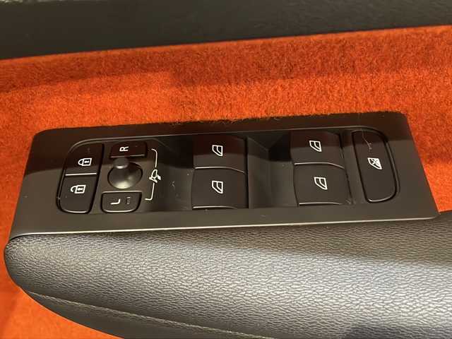 ボルボ ボルボ ＸＣ４０ B4 AWD Rデザイン 新潟県 2020(令2)年 4.4万km クリスタルホワイトP/ブラック パノラマサンルーフ/ハーマンカードンサウンドシステム/純正HDDナビ/・フルセグ/ラジオ/BT/全方位カメラ/ハンズフリー・オープニング/クロージング機構/オートクルーズコントロール/Rデザイン専用ハーフレザーシート/Rデザイン専用ルーフレール/前後クリアランスソナー/パワーシート（D/N）/・D席メモリー付/シートヒーター/ハンドルヒーター/パイロットアシスト/レーン・キーピング・エイド/レーン・チェンジ・マージ・エイド/ブラインドスポットモニター/アクティブ・ベンディング・ライト/レーンキープアシスト/ワイヤレス充電/純正19インチアルミホイール/純正フロアマット