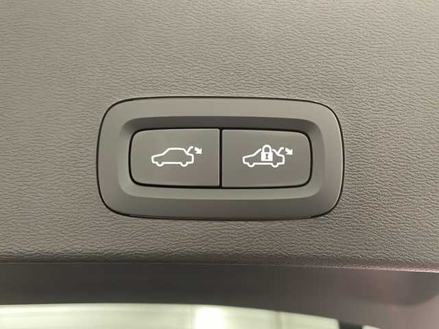 ボルボ ボルボ ＸＣ４０ B4 AWD Rデザイン 新潟県 2020(令2)年 4.4万km クリスタルホワイトP/ブラック パノラマサンルーフ/ハーマンカードンサウンドシステム/純正HDDナビ/・フルセグ/ラジオ/BT/全方位カメラ/ハンズフリー・オープニング/クロージング機構/オートクルーズコントロール/Rデザイン専用ハーフレザーシート/Rデザイン専用ルーフレール/前後クリアランスソナー/パワーシート（D/N）/・D席メモリー付/シートヒーター/ハンドルヒーター/パイロットアシスト/レーン・キーピング・エイド/レーン・チェンジ・マージ・エイド/ブラインドスポットモニター/アクティブ・ベンディング・ライト/レーンキープアシスト/ワイヤレス充電/純正19インチアルミホイール/純正フロアマット