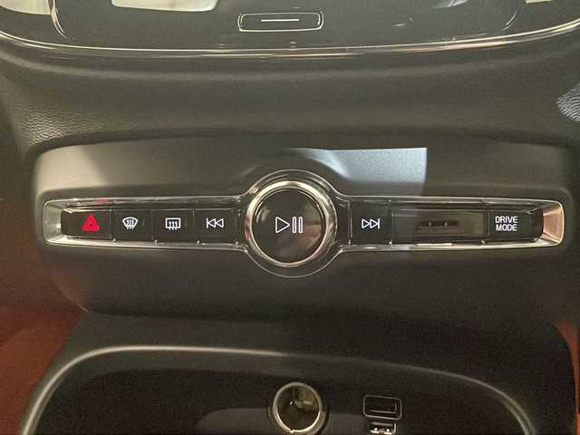 ボルボ ボルボ ＸＣ４０ B4 AWD Rデザイン 新潟県 2020(令2)年 4.4万km クリスタルホワイトP/ブラック パノラマサンルーフ/ハーマンカードンサウンドシステム/純正HDDナビ/・フルセグ/ラジオ/BT/全方位カメラ/ハンズフリー・オープニング/クロージング機構/オートクルーズコントロール/Rデザイン専用ハーフレザーシート/Rデザイン専用ルーフレール/前後クリアランスソナー/パワーシート（D/N）/・D席メモリー付/シートヒーター/ハンドルヒーター/パイロットアシスト/レーン・キーピング・エイド/レーン・チェンジ・マージ・エイド/ブラインドスポットモニター/アクティブ・ベンディング・ライト/レーンキープアシスト/ワイヤレス充電/純正19インチアルミホイール/純正フロアマット