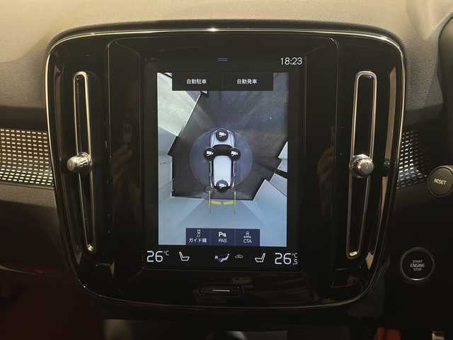 ボルボ ボルボ ＸＣ４０ B4 AWD Rデザイン 新潟県 2020(令2)年 4.4万km クリスタルホワイトP/ブラック パノラマサンルーフ/ハーマンカードンサウンドシステム/純正HDDナビ/・フルセグ/ラジオ/BT/全方位カメラ/ハンズフリー・オープニング/クロージング機構/オートクルーズコントロール/Rデザイン専用ハーフレザーシート/Rデザイン専用ルーフレール/前後クリアランスソナー/パワーシート（D/N）/・D席メモリー付/シートヒーター/ハンドルヒーター/パイロットアシスト/レーン・キーピング・エイド/レーン・チェンジ・マージ・エイド/ブラインドスポットモニター/アクティブ・ベンディング・ライト/レーンキープアシスト/ワイヤレス充電/純正19インチアルミホイール/純正フロアマット