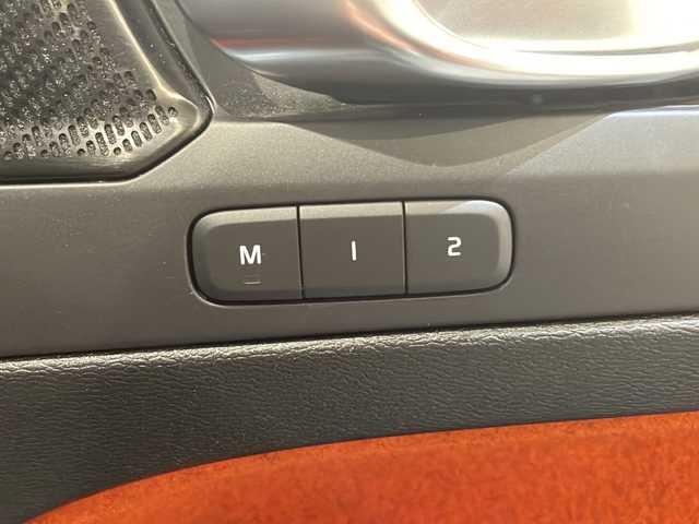 ボルボ ボルボ ＸＣ４０ B4 AWD Rデザイン 新潟県 2020(令2)年 4.4万km クリスタルホワイトP/ブラック パノラマサンルーフ/ハーマンカードンサウンドシステム/純正HDDナビ/・フルセグ/ラジオ/BT/全方位カメラ/ハンズフリー・オープニング/クロージング機構/オートクルーズコントロール/Rデザイン専用ハーフレザーシート/Rデザイン専用ルーフレール/前後クリアランスソナー/パワーシート（D/N）/・D席メモリー付/シートヒーター/ハンドルヒーター/パイロットアシスト/レーン・キーピング・エイド/レーン・チェンジ・マージ・エイド/ブラインドスポットモニター/アクティブ・ベンディング・ライト/レーンキープアシスト/ワイヤレス充電/純正19インチアルミホイール/純正フロアマット