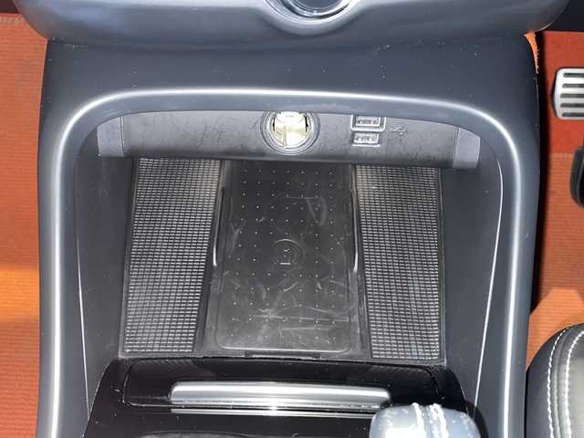 ボルボ ボルボ ＸＣ４０ B4 AWD Rデザイン 新潟県 2020(令2)年 4.4万km クリスタルホワイトP/ブラック パノラマサンルーフ/ハーマンカードンサウンドシステム/純正HDDナビ/・フルセグ/ラジオ/BT/全方位カメラ/ハンズフリー・オープニング/クロージング機構/オートクルーズコントロール/Rデザイン専用ハーフレザーシート/Rデザイン専用ルーフレール/前後クリアランスソナー/パワーシート（D/N）/・D席メモリー付/シートヒーター/ハンドルヒーター/パイロットアシスト/レーン・キーピング・エイド/レーン・チェンジ・マージ・エイド/ブラインドスポットモニター/アクティブ・ベンディング・ライト/レーンキープアシスト/ワイヤレス充電/純正19インチアルミホイール/純正フロアマット