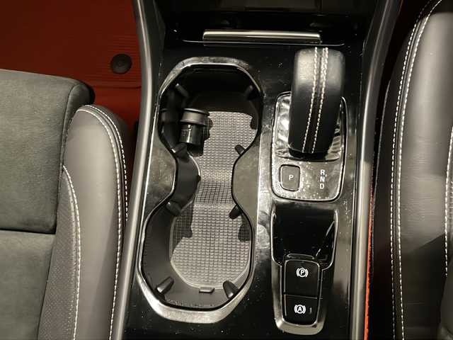 ボルボ ボルボ ＸＣ４０ B4 AWD Rデザイン 新潟県 2020(令2)年 4.4万km クリスタルホワイトP/ブラック パノラマサンルーフ/ハーマンカードンサウンドシステム/純正HDDナビ/・フルセグ/ラジオ/BT/全方位カメラ/ハンズフリー・オープニング/クロージング機構/オートクルーズコントロール/Rデザイン専用ハーフレザーシート/Rデザイン専用ルーフレール/前後クリアランスソナー/パワーシート（D/N）/・D席メモリー付/シートヒーター/ハンドルヒーター/パイロットアシスト/レーン・キーピング・エイド/レーン・チェンジ・マージ・エイド/ブラインドスポットモニター/アクティブ・ベンディング・ライト/レーンキープアシスト/ワイヤレス充電/純正19インチアルミホイール/純正フロアマット