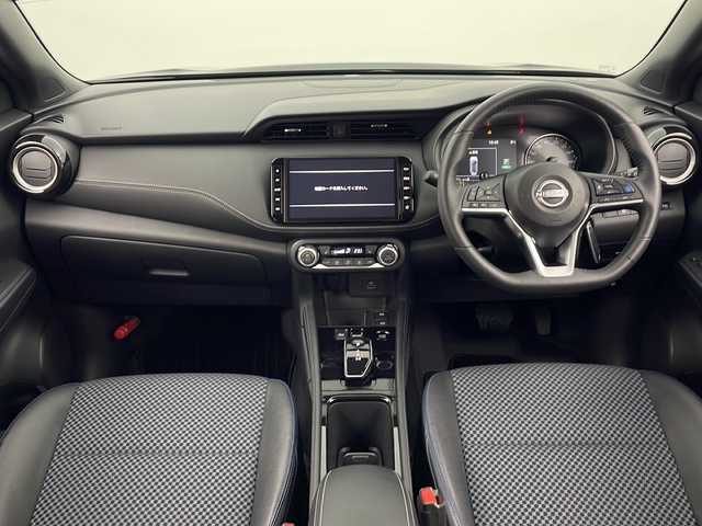 日産 キックス X FOUR 秋田県 2025(令7)年 1万km ピュアブラック 4WD/プロパイロット　/エマージェンシーブレーキ　/純正SDナビ　/　　CD/DVD/BT/フルセグTV/アラウンドビューモニター　/レーダークルーズコントロール　/LEDオートライト　/ハーフレザーシート/前席シートヒーター　/純正17インチアルミホイール　/ステアリングヒーター/オートハイビーム/スマートキー　/ビルトインETC