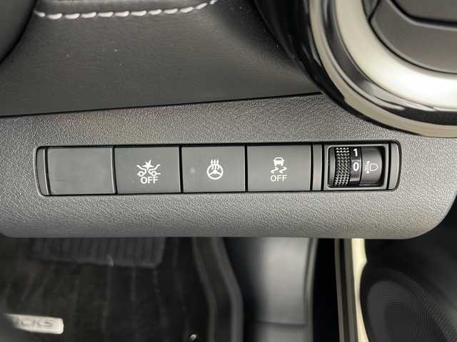 日産 キックス X FOUR 秋田県 2025(令7)年 1万km ピュアブラック 4WD/プロパイロット　/エマージェンシーブレーキ　/純正SDナビ　/　　CD/DVD/BT/フルセグTV/アラウンドビューモニター　/レーダークルーズコントロール　/LEDオートライト　/ハーフレザーシート/前席シートヒーター　/純正17インチアルミホイール　/ステアリングヒーター/オートハイビーム/スマートキー　/ビルトインETC