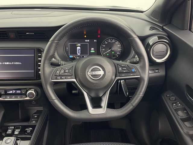 日産 キックス X FOUR 秋田県 2025(令7)年 1万km ピュアブラック 4WD/プロパイロット　/エマージェンシーブレーキ　/純正SDナビ　/　　CD/DVD/BT/フルセグTV/アラウンドビューモニター　/レーダークルーズコントロール　/LEDオートライト　/ハーフレザーシート/前席シートヒーター　/純正17インチアルミホイール　/ステアリングヒーター/オートハイビーム/スマートキー　/ビルトインETC