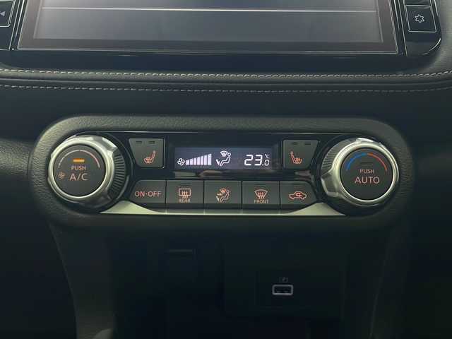 日産 キックス X FOUR 秋田県 2025(令7)年 1万km ピュアブラック 4WD/プロパイロット　/エマージェンシーブレーキ　/純正SDナビ　/　　CD/DVD/BT/フルセグTV/アラウンドビューモニター　/レーダークルーズコントロール　/LEDオートライト　/ハーフレザーシート/前席シートヒーター　/純正17インチアルミホイール　/ステアリングヒーター/オートハイビーム/スマートキー　/ビルトインETC