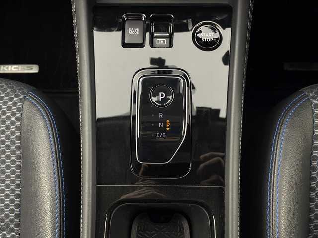 日産 キックス X FOUR 秋田県 2025(令7)年 1万km ピュアブラック 4WD/プロパイロット　/エマージェンシーブレーキ　/純正SDナビ　/　　CD/DVD/BT/フルセグTV/アラウンドビューモニター　/レーダークルーズコントロール　/LEDオートライト　/ハーフレザーシート/前席シートヒーター　/純正17インチアルミホイール　/ステアリングヒーター/オートハイビーム/スマートキー　/ビルトインETC