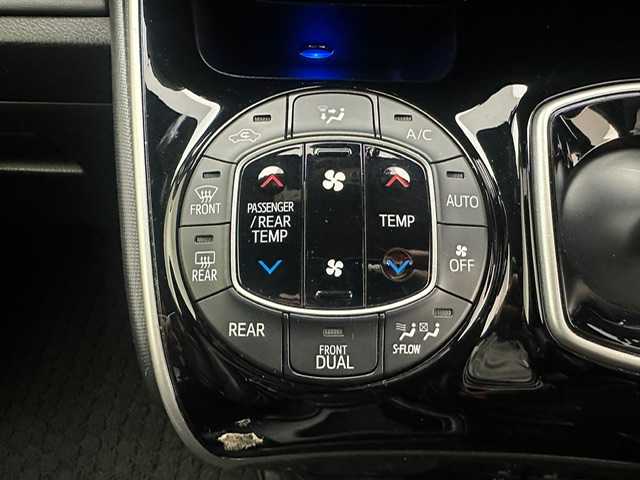 トヨタ エスクァイア ハイブリッド Gi 兵庫県 2018(平30)年 5.6万km スパークリングブラックパールクリスタルシャイン 純正メモリナビ(CD/DVD/Bluetooth/フルセグ/SD)/バックカメラ/両側パワースライドドア/社外エアロ/純正15インチアルミホイール/純正フロアマット/レザーシート/シートヒーター/クルーズコントロール/オートライト/オートマチックハイビーム/LEDヘッドライト/LEDフォグライト/ビルトインETC2.0