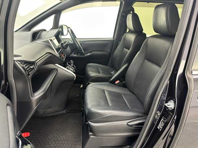 トヨタ エスクァイア ハイブリッド Gi 兵庫県 2018(平30)年 5.6万km スパークリングブラックパールクリスタルシャイン 純正メモリナビ(CD/DVD/Bluetooth/フルセグ/SD)/バックカメラ/両側パワースライドドア/社外エアロ/純正15インチアルミホイール/純正フロアマット/レザーシート/シートヒーター/クルーズコントロール/オートライト/オートマチックハイビーム/LEDヘッドライト/LEDフォグライト/ビルトインETC2.0