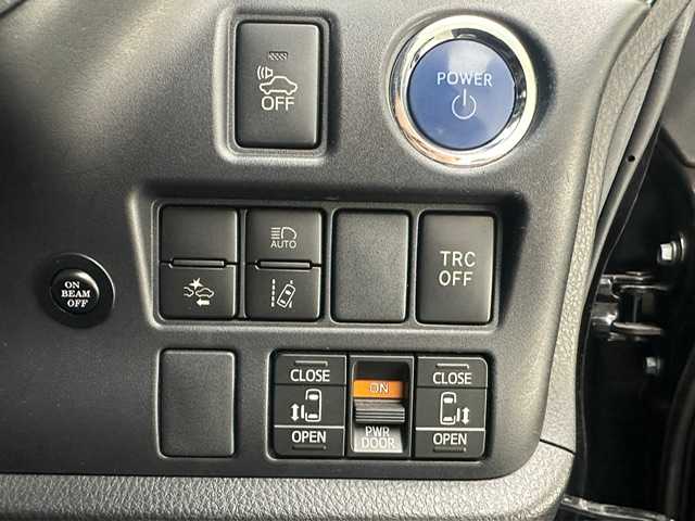 トヨタ エスクァイア ハイブリッド Gi 兵庫県 2018(平30)年 5.6万km スパークリングブラックパールクリスタルシャイン 純正メモリナビ(CD/DVD/Bluetooth/フルセグ/SD)/バックカメラ/両側パワースライドドア/社外エアロ/純正15インチアルミホイール/純正フロアマット/レザーシート/シートヒーター/クルーズコントロール/オートライト/オートマチックハイビーム/LEDヘッドライト/LEDフォグライト/ビルトインETC2.0