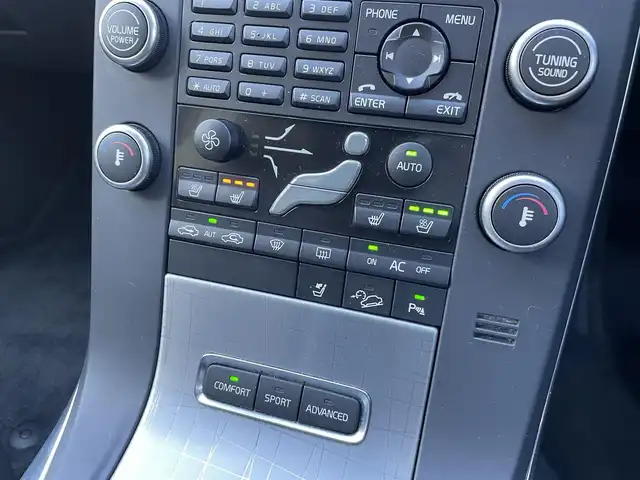 ボルボ ＸＣ７０ T－6 SE AWD 埼玉県 2010(平22)年 8万km 黒 /社外HDDナビ//バックカメラ//黒レザーシート//前2席パワーシート//前2席シートヒーター//前2席エアシート//クルーズコントロール//ETC//キーレス//キセノン//パワーバックドア//前後ドライブレコーダー//W.サイド.カーテンエアバッグ//ABS//革巻きステアリング//クリアランスソナー//前後フォグランプ//ルーフレール//ルーフキャリア//プライバシーガラス//社外17インチAW