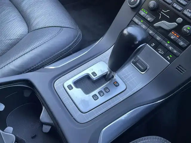 ボルボ ＸＣ７０ T－6 SE AWD 埼玉県 2010(平22)年 8万km 黒 /社外HDDナビ//バックカメラ//黒レザーシート//前2席パワーシート//前2席シートヒーター//前2席エアシート//クルーズコントロール//ETC//キーレス//キセノン//パワーバックドア//前後ドライブレコーダー//W.サイド.カーテンエアバッグ//ABS//革巻きステアリング//クリアランスソナー//前後フォグランプ//ルーフレール//ルーフキャリア//プライバシーガラス//社外17インチAW