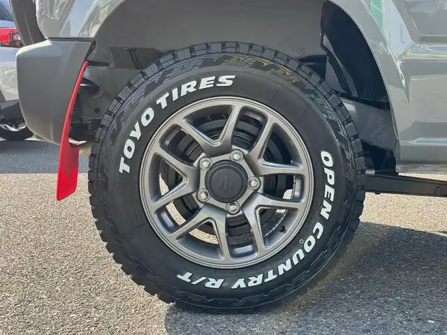 スズキ ジムニー XC 滋賀県 2025(令7)年 0.1万km未満 ミディアムグレー ワンオーナー/イクリプスフルセグナビ/　フルセグ Bluetooth CD DVD SDREC AM FM/バックカメラ/デュアルセンサーブレーキサポート/誤発進抑制機能/車線逸脱警報機能/ふらつき警報機能/ハイビームアシスト/先行車発進お知らせ機能/標識認識機能/エマージェンシーストップシグナル/オートライトシステム/ライト自動消灯システム/ヒーテッドドアミラー/純正LEDヘッドライト/TOYOオープンカントリーR/T/純正16インチアルミ/純正マッドフラップ/純正フロアマット/スマートキー×2/プッシュスタート/保証書/取説/