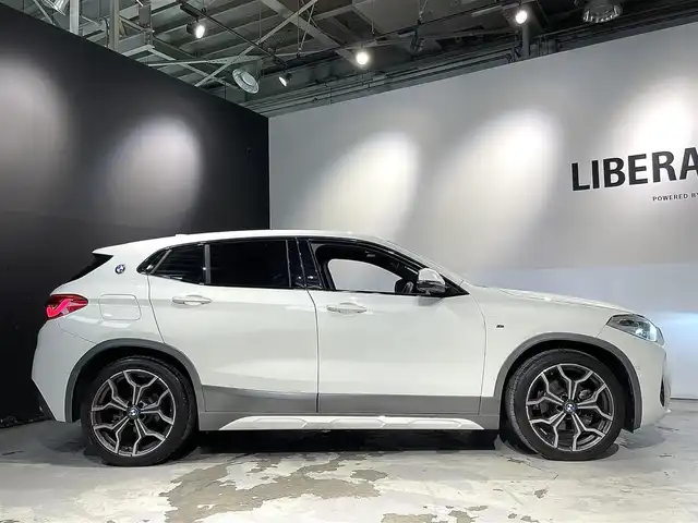 ＢＭＷ Ｘ２ xDrive 18d MスポーツX 道央・札幌 2019(令1)年 1.1万km アルピンホワイトⅢ コンフォートpkg/・オートマチック・テールゲート・オペレーション/・フロント・シート・ヒーティング/電動フロント・シート/（運転席、助手席、運転席メモリー機能付）/M・アロイ・ホイール・Yスポーク・スタイリング722M/（純正１９インチAW）/ドライビング・アシスト/・レーン・ディパーチャー・ウォーニング/・前車接近警告システム/・衝突回避・軽減ブレーキ/ドライビング・アシスト・プラス/・ACC/LEDヘッドライト/オートライト/リヤビューカメラ/ライトpkg/・アンビエントライト/・リーディングライト（フロント・リヤ）/・照明付きバニティミラー（運転席・助手席）/・フットウェル・ライト（フロント・リア）/10.25インチワイド・コントール・ディスプレイ/レインセンサー/ETC/・保証書、取扱説明書（有）/・スペアキー×１