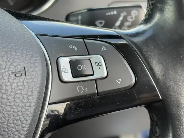 フォルクスワーゲン ポロ TSIコンフォートライン 大分県 2017(平29)年 9.4万km 青Ｍ ・ナビ(CD/DVD/BT)/・バックカメラ/・フルセグテレビ/・リモコンキー/・HIDヘッドライト/・ステアリングスイッチ/・アイドリングストップ/・MTモード付き/・純正アルミホイール