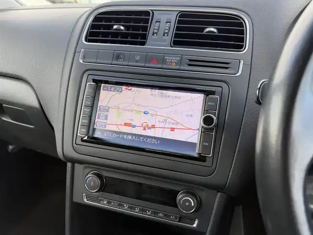 フォルクスワーゲン ポロ TSIコンフォートライン 大分県 2017(平29)年 9.4万km 青Ｍ ・ナビ(CD/DVD/BT)/・バックカメラ/・フルセグテレビ/・リモコンキー/・HIDヘッドライト/・ステアリングスイッチ/・アイドリングストップ/・MTモード付き/・純正アルミホイール