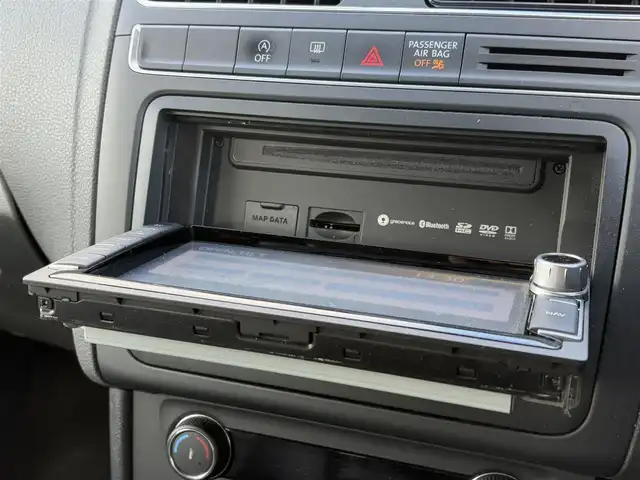 フォルクスワーゲン ポロ TSIコンフォートライン 大分県 2017(平29)年 9.4万km 青Ｍ ・ナビ(CD/DVD/BT)/・バックカメラ/・フルセグテレビ/・リモコンキー/・HIDヘッドライト/・ステアリングスイッチ/・アイドリングストップ/・MTモード付き/・純正アルミホイール