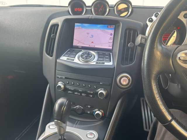 日産 フェアレディ Ｚ バージョンT 埼玉県 2012(平24)年 12.2万km ブリリアントホワイトパール (株)IDOMが運営する【じしゃロン熊谷店】の自社ローン対象車両になります。こちらは現金ご利用時の価格です。自社ローンご希望の方は別途その旨お申付け下さい。/純正HDDナビ/（フルセグTV/BT/CD/DVD/AM/FM)/ETC/バックカメラ/ハーフレザーシート/パワーシート/BOSEサウンドシステム/スマートキー/オートライト/電動格納ミラー/シートヒーター/パドルシフト/マニュアル付きオートマ/純正フロアマット/純正アルミホイール/スマートキー/プッシュスタート