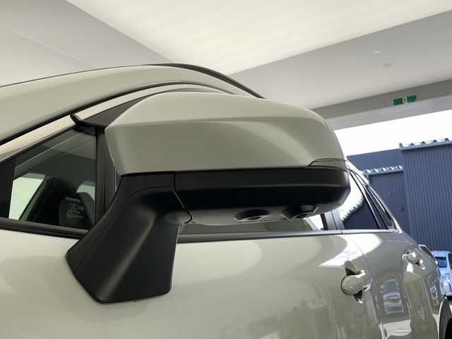 トヨタ カローラ クロス ハイブリッド Z 長野県 2024(令6)年 1.9万km プラチナホワイトパールマイカ 4WD/ワンオーナー/純正ディスプレイオーディオ/(フルセグTV＆ナビ機能＆BL＆AppleCarPlay＆AndroidoAuto＆FM・AM）/パノラミックビューモニター/ナビ内臓ドラレコ（前後）/トヨタセーフティセンス/・レーダークルーズコントロール/・ブラインドスポットモニター/・PCS（プリクラッシュセーフティ）/・LDA（レーンディパーチャーアラート）/・PDA（プロアクティブドライビングアシスト）/・RCTA（リヤクロストラフィックアラート）/・RCD（リヤカメラディテクション）/・PKSB（パーキングサポートブレーキ）/・SEA（安心降車アシスト）/・RSA (ロードサインアシスト)/・クリアランスソナー/寒冷地仕様/100V充電/パワーバックドア/前席シートヒーター/ビルトインETC2.0/置くだけ充電/電動ブレーキホールド/オートホールド/ステアリングヒーター/ステアリングスイッチ/パワーシート（D席）/LEDヘッドライト/フロント/リアフォグランプ/オートマチックハイビーム/18インチ純正アルミホイール/純正フロアマット/ドアバイザー/スマートキー/スペアーキー/車両取扱説明書/新車時保証書