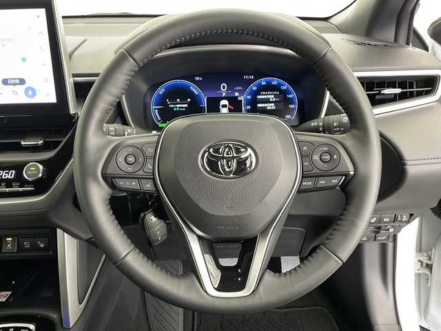 トヨタ カローラ クロス ハイブリッド Z 長野県 2024(令6)年 1.9万km プラチナホワイトパールマイカ 4WD/ワンオーナー/純正ディスプレイオーディオ/(フルセグTV＆ナビ機能＆BL＆AppleCarPlay＆AndroidoAuto＆FM・AM）/パノラミックビューモニター/ナビ内臓ドラレコ（前後）/トヨタセーフティセンス/・レーダークルーズコントロール/・ブラインドスポットモニター/・PCS（プリクラッシュセーフティ）/・LDA（レーンディパーチャーアラート）/・PDA（プロアクティブドライビングアシスト）/・RCTA（リヤクロストラフィックアラート）/・RCD（リヤカメラディテクション）/・PKSB（パーキングサポートブレーキ）/・SEA（安心降車アシスト）/・RSA (ロードサインアシスト)/・クリアランスソナー/寒冷地仕様/100V充電/パワーバックドア/前席シートヒーター/ビルトインETC2.0/置くだけ充電/電動ブレーキホールド/オートホールド/ステアリングヒーター/ステアリングスイッチ/パワーシート（D席）/LEDヘッドライト/フロント/リアフォグランプ/オートマチックハイビーム/18インチ純正アルミホイール/純正フロアマット/ドアバイザー/スマートキー/スペアーキー/車両取扱説明書/新車時保証書