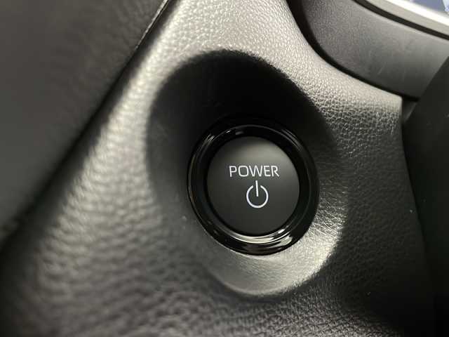 トヨタ カローラ クロス ハイブリッド Z 長野県 2024(令6)年 1.9万km プラチナホワイトパールマイカ 4WD/ワンオーナー/純正ディスプレイオーディオ/(フルセグTV＆ナビ機能＆BL＆AppleCarPlay＆AndroidoAuto＆FM・AM）/パノラミックビューモニター/ナビ内臓ドラレコ（前後）/トヨタセーフティセンス/・レーダークルーズコントロール/・ブラインドスポットモニター/・PCS（プリクラッシュセーフティ）/・LDA（レーンディパーチャーアラート）/・PDA（プロアクティブドライビングアシスト）/・RCTA（リヤクロストラフィックアラート）/・RCD（リヤカメラディテクション）/・PKSB（パーキングサポートブレーキ）/・SEA（安心降車アシスト）/・RSA (ロードサインアシスト)/・クリアランスソナー/寒冷地仕様/100V充電/パワーバックドア/前席シートヒーター/ビルトインETC2.0/置くだけ充電/電動ブレーキホールド/オートホールド/ステアリングヒーター/ステアリングスイッチ/パワーシート（D席）/LEDヘッドライト/フロント/リアフォグランプ/オートマチックハイビーム/18インチ純正アルミホイール/純正フロアマット/ドアバイザー/スマートキー/スペアーキー/車両取扱説明書/新車時保証書