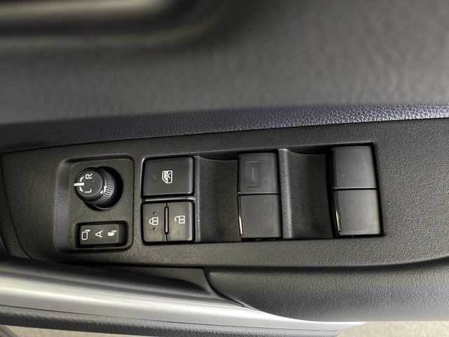 トヨタ カローラ クロス ハイブリッド Z 長野県 2024(令6)年 1.9万km プラチナホワイトパールマイカ 4WD/ワンオーナー/純正ディスプレイオーディオ/(フルセグTV＆ナビ機能＆BL＆AppleCarPlay＆AndroidoAuto＆FM・AM）/パノラミックビューモニター/ナビ内臓ドラレコ（前後）/トヨタセーフティセンス/・レーダークルーズコントロール/・ブラインドスポットモニター/・PCS（プリクラッシュセーフティ）/・LDA（レーンディパーチャーアラート）/・PDA（プロアクティブドライビングアシスト）/・RCTA（リヤクロストラフィックアラート）/・RCD（リヤカメラディテクション）/・PKSB（パーキングサポートブレーキ）/・SEA（安心降車アシスト）/・RSA (ロードサインアシスト)/・クリアランスソナー/寒冷地仕様/100V充電/パワーバックドア/前席シートヒーター/ビルトインETC2.0/置くだけ充電/電動ブレーキホールド/オートホールド/ステアリングヒーター/ステアリングスイッチ/パワーシート（D席）/LEDヘッドライト/フロント/リアフォグランプ/オートマチックハイビーム/18インチ純正アルミホイール/純正フロアマット/ドアバイザー/スマートキー/スペアーキー/車両取扱説明書/新車時保証書