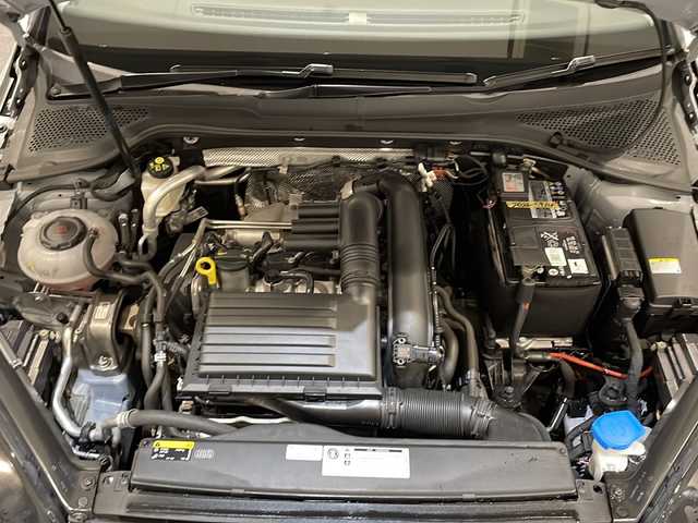 フォルクスワーゲン ゴルフ TSI コンフォートL テックED 新潟県 2018(平30)年 3.8万km ホワイトシルバーメタリック 特別装備/・LEDヘッドライト/・デジタルメータークラスター（Active Info Display)/・Volkswagen純正インフォテイメントシステム（Discover Pro）/・フルセグテレビ/・Apple Car Play/・android Auto/・Bluetooth接続/・１７インチアルミホイール/標準装備/セーフティーパッケージ/・ACC”（全車速追従機能付）/・レーンキープアシストシステムLaneAssist/・渋滞時追従支援システムTraffic Assist/・パドルシフト/・レザーマルチファンクションステアリングホイール/ドライブレコーダー/ドライバー疲労検知システム/プリクラッシュブレーキシステム/プロアクティブ・オキュパント・プロテクション/プッシュスタート/ETC2.0