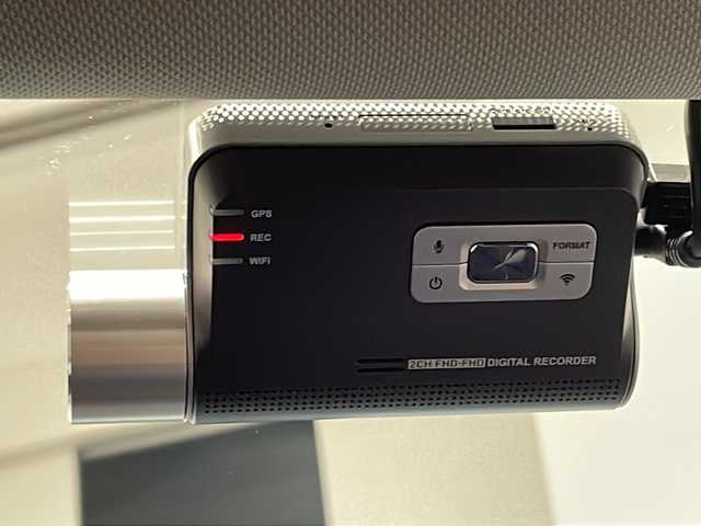 フォルクスワーゲン ゴルフ TSI コンフォートL テックED 新潟県 2018(平30)年 3.8万km ホワイトシルバーメタリック 特別装備/・LEDヘッドライト/・デジタルメータークラスター（Active Info Display)/・Volkswagen純正インフォテイメントシステム（Discover Pro）/・フルセグテレビ/・Apple Car Play/・android Auto/・Bluetooth接続/・１７インチアルミホイール/標準装備/セーフティーパッケージ/・ACC”（全車速追従機能付）/・レーンキープアシストシステムLaneAssist/・渋滞時追従支援システムTraffic Assist/・パドルシフト/・レザーマルチファンクションステアリングホイール/ドライブレコーダー/ドライバー疲労検知システム/プリクラッシュブレーキシステム/プロアクティブ・オキュパント・プロテクション/プッシュスタート/ETC2.0