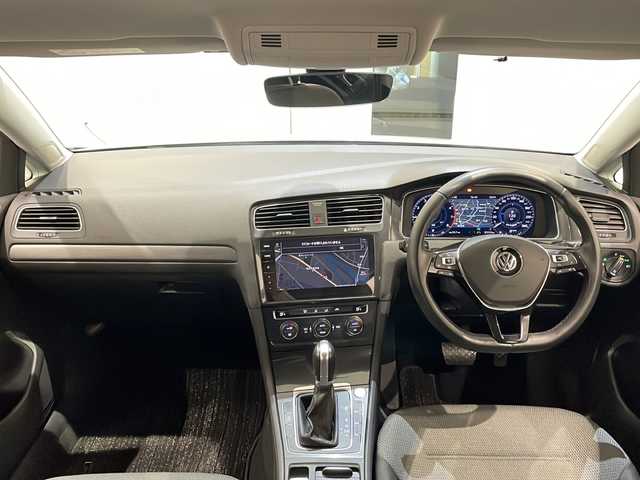 フォルクスワーゲン ゴルフ TSI コンフォートL テックED 新潟県 2018(平30)年 3.8万km ホワイトシルバーメタリック 特別装備/・LEDヘッドライト/・デジタルメータークラスター（Active Info Display)/・Volkswagen純正インフォテイメントシステム（Discover Pro）/・フルセグテレビ/・Apple Car Play/・android Auto/・Bluetooth接続/・１７インチアルミホイール/標準装備/セーフティーパッケージ/・ACC”（全車速追従機能付）/・レーンキープアシストシステムLaneAssist/・渋滞時追従支援システムTraffic Assist/・パドルシフト/・レザーマルチファンクションステアリングホイール/ドライブレコーダー/ドライバー疲労検知システム/プリクラッシュブレーキシステム/プロアクティブ・オキュパント・プロテクション/プッシュスタート/ETC2.0