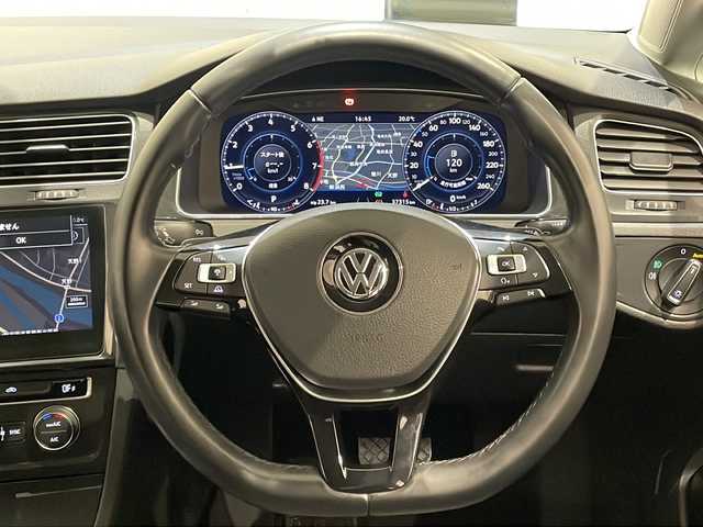 フォルクスワーゲン ゴルフ TSI コンフォートL テックED 新潟県 2018(平30)年 3.8万km ホワイトシルバーメタリック 特別装備/・LEDヘッドライト/・デジタルメータークラスター（Active Info Display)/・Volkswagen純正インフォテイメントシステム（Discover Pro）/・フルセグテレビ/・Apple Car Play/・android Auto/・Bluetooth接続/・１７インチアルミホイール/標準装備/セーフティーパッケージ/・ACC”（全車速追従機能付）/・レーンキープアシストシステムLaneAssist/・渋滞時追従支援システムTraffic Assist/・パドルシフト/・レザーマルチファンクションステアリングホイール/ドライブレコーダー/ドライバー疲労検知システム/プリクラッシュブレーキシステム/プロアクティブ・オキュパント・プロテクション/プッシュスタート/ETC2.0