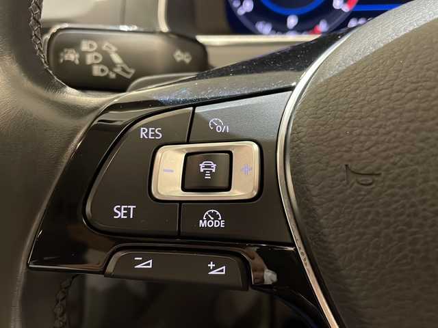フォルクスワーゲン ゴルフ TSI コンフォートL テックED 新潟県 2018(平30)年 3.8万km ホワイトシルバーメタリック 特別装備/・LEDヘッドライト/・デジタルメータークラスター（Active Info Display)/・Volkswagen純正インフォテイメントシステム（Discover Pro）/・フルセグテレビ/・Apple Car Play/・android Auto/・Bluetooth接続/・１７インチアルミホイール/標準装備/セーフティーパッケージ/・ACC”（全車速追従機能付）/・レーンキープアシストシステムLaneAssist/・渋滞時追従支援システムTraffic Assist/・パドルシフト/・レザーマルチファンクションステアリングホイール/ドライブレコーダー/ドライバー疲労検知システム/プリクラッシュブレーキシステム/プロアクティブ・オキュパント・プロテクション/プッシュスタート/ETC2.0