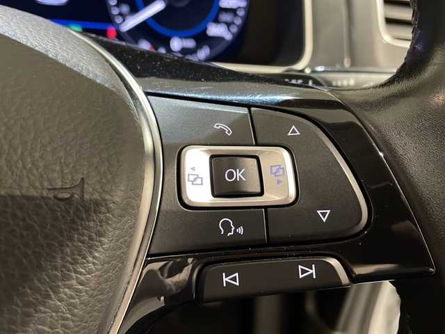 フォルクスワーゲン ゴルフ TSI コンフォートL テックED 新潟県 2018(平30)年 3.8万km ホワイトシルバーメタリック 特別装備/・LEDヘッドライト/・デジタルメータークラスター（Active Info Display)/・Volkswagen純正インフォテイメントシステム（Discover Pro）/・フルセグテレビ/・Apple Car Play/・android Auto/・Bluetooth接続/・１７インチアルミホイール/標準装備/セーフティーパッケージ/・ACC”（全車速追従機能付）/・レーンキープアシストシステムLaneAssist/・渋滞時追従支援システムTraffic Assist/・パドルシフト/・レザーマルチファンクションステアリングホイール/ドライブレコーダー/ドライバー疲労検知システム/プリクラッシュブレーキシステム/プロアクティブ・オキュパント・プロテクション/プッシュスタート/ETC2.0