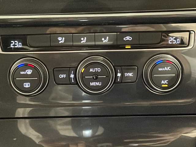 フォルクスワーゲン ゴルフ TSI コンフォートL テックED 新潟県 2018(平30)年 3.8万km ホワイトシルバーメタリック 特別装備/・LEDヘッドライト/・デジタルメータークラスター（Active Info Display)/・Volkswagen純正インフォテイメントシステム（Discover Pro）/・フルセグテレビ/・Apple Car Play/・android Auto/・Bluetooth接続/・１７インチアルミホイール/標準装備/セーフティーパッケージ/・ACC”（全車速追従機能付）/・レーンキープアシストシステムLaneAssist/・渋滞時追従支援システムTraffic Assist/・パドルシフト/・レザーマルチファンクションステアリングホイール/ドライブレコーダー/ドライバー疲労検知システム/プリクラッシュブレーキシステム/プロアクティブ・オキュパント・プロテクション/プッシュスタート/ETC2.0