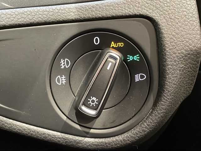 フォルクスワーゲン ゴルフ TSI コンフォートL テックED 新潟県 2018(平30)年 3.8万km ホワイトシルバーメタリック 特別装備/・LEDヘッドライト/・デジタルメータークラスター（Active Info Display)/・Volkswagen純正インフォテイメントシステム（Discover Pro）/・フルセグテレビ/・Apple Car Play/・android Auto/・Bluetooth接続/・１７インチアルミホイール/標準装備/セーフティーパッケージ/・ACC”（全車速追従機能付）/・レーンキープアシストシステムLaneAssist/・渋滞時追従支援システムTraffic Assist/・パドルシフト/・レザーマルチファンクションステアリングホイール/ドライブレコーダー/ドライバー疲労検知システム/プリクラッシュブレーキシステム/プロアクティブ・オキュパント・プロテクション/プッシュスタート/ETC2.0