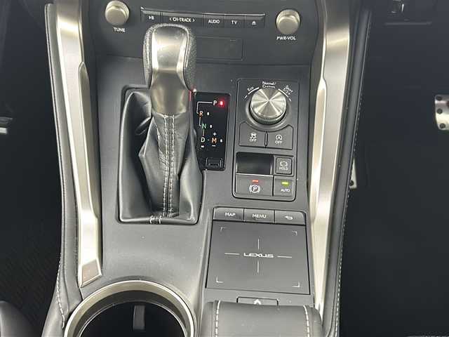 レクサス ＮＸ 300 Fスポーツ 愛知県 2018(平30)年 3.1万km ソニッククォーツ ワンオーナー/禁煙車/純正10.3インチナビ/（DVD/CD/Bluetooth/ApplCarPlay/AndroidAuto/フルセグTV/AM/FM)/ムーンルーフ/シーケンシャルウインカー/レクサスセーフティセンス/・プリクラッシュセーフティ/・レーントレーシングアシスト/・レーダークルーズコントロール/・オートマチックハイビーム/・先行車発信お知らせ機能/クリアランスソナー/ブラインドスポットモニター/ETC2.0/ドライブレコーダー/本革シート/パワーシート/メモリシート/シートヒーター/エアシート/パドルシフト/ステアリングヒーター/3眼式LEDヘッドライト/純正アルミホイール/スマートキー/スペアキー有/純正フロアマット/トノカバー/ルーフレール
