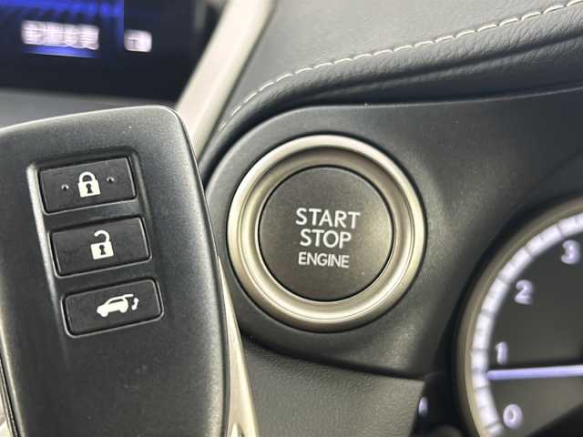 レクサス ＮＸ 300 Fスポーツ 愛知県 2018(平30)年 3.1万km ソニッククォーツ ワンオーナー/禁煙車/純正10.3インチナビ/（DVD/CD/Bluetooth/ApplCarPlay/AndroidAuto/フルセグTV/AM/FM)/ムーンルーフ/シーケンシャルウインカー/レクサスセーフティセンス/・プリクラッシュセーフティ/・レーントレーシングアシスト/・レーダークルーズコントロール/・オートマチックハイビーム/・先行車発信お知らせ機能/クリアランスソナー/ブラインドスポットモニター/ETC2.0/ドライブレコーダー/本革シート/パワーシート/メモリシート/シートヒーター/エアシート/パドルシフト/ステアリングヒーター/3眼式LEDヘッドライト/純正アルミホイール/スマートキー/スペアキー有/純正フロアマット/トノカバー/ルーフレール