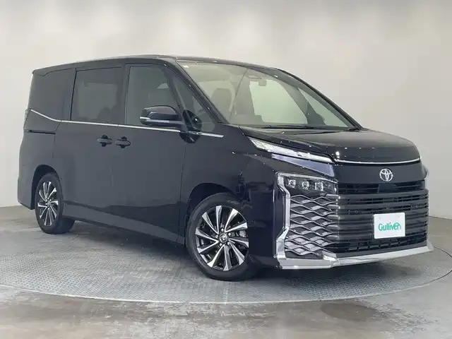 トヨタ ヴォクシー S－Z 栃木県 2022(令4)年 1.8万km 黒 純正メモリナビ/（CD/DVD/フルセグTV/Bluetooth）/全方位カメラ/純正リアアンダーエアロ/純正フリップダウンモニター/快適利便パッケージ/トヨタセーフティセンス/コーナーセンサー/ビルトインETC2.0/前後ドライブレコーダー/両側パワースライドドア/パワーバックドア/ハーフレザーシート/前席シートヒーター/オットマン/禁煙車/デジタルインナーミラー/ステアリングヒーター/ユニバーサルステップ/オートブレーキホールド/オートライト/LEDヘッドライト/横滑り防止装置/スマートキー/プッシュスタート/ウィンカーミラー/純正17インチアルミホイール/純正フロアマット