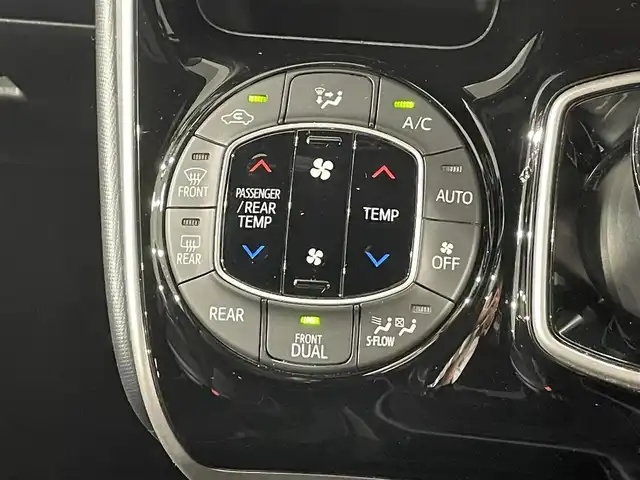 トヨタ ヴォクシー ハイブリッド ZS 煌Ⅲ 愛知県 2021(令3)年 5.3万km イナズマスパーキングブラックガラスフレーク 純正10インチナビ/（Bluetooth/AM/FM/フルセグTV/DVD再生可能/SDナビ）/衝突軽減ブレーキ/両側電動スライドドア/ビルトインETC2.0/シートヒーター/LEDヘッドライト/バックカメラ/クルーズコントロール/コーナーセンサー/スマートキー/純正16インチAW/アイドリングストップ/ハーフレザーシート/後席サンシェード
